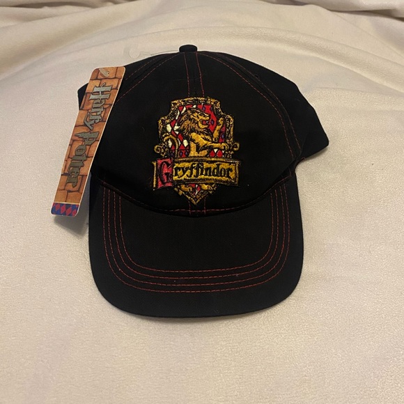 NWT Harry Potter Gryffindor Hat - Picture 1 of 4